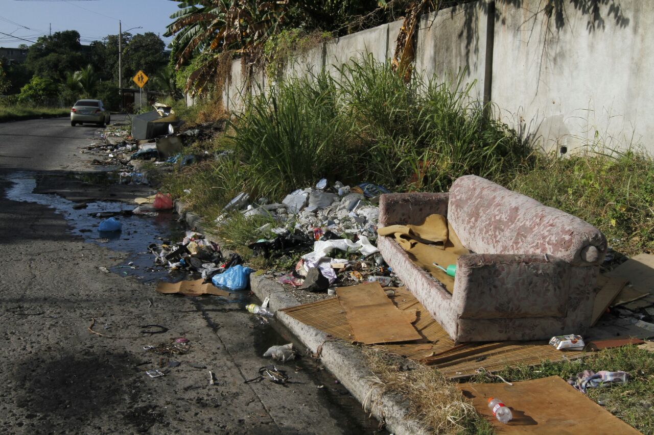 Mala disposición de la basura en calle K, Paraíso | Critica - Crítica