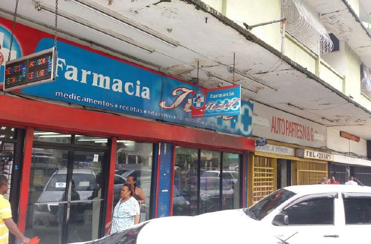 Asaltan farmacia en Colón | Critica - Crítica