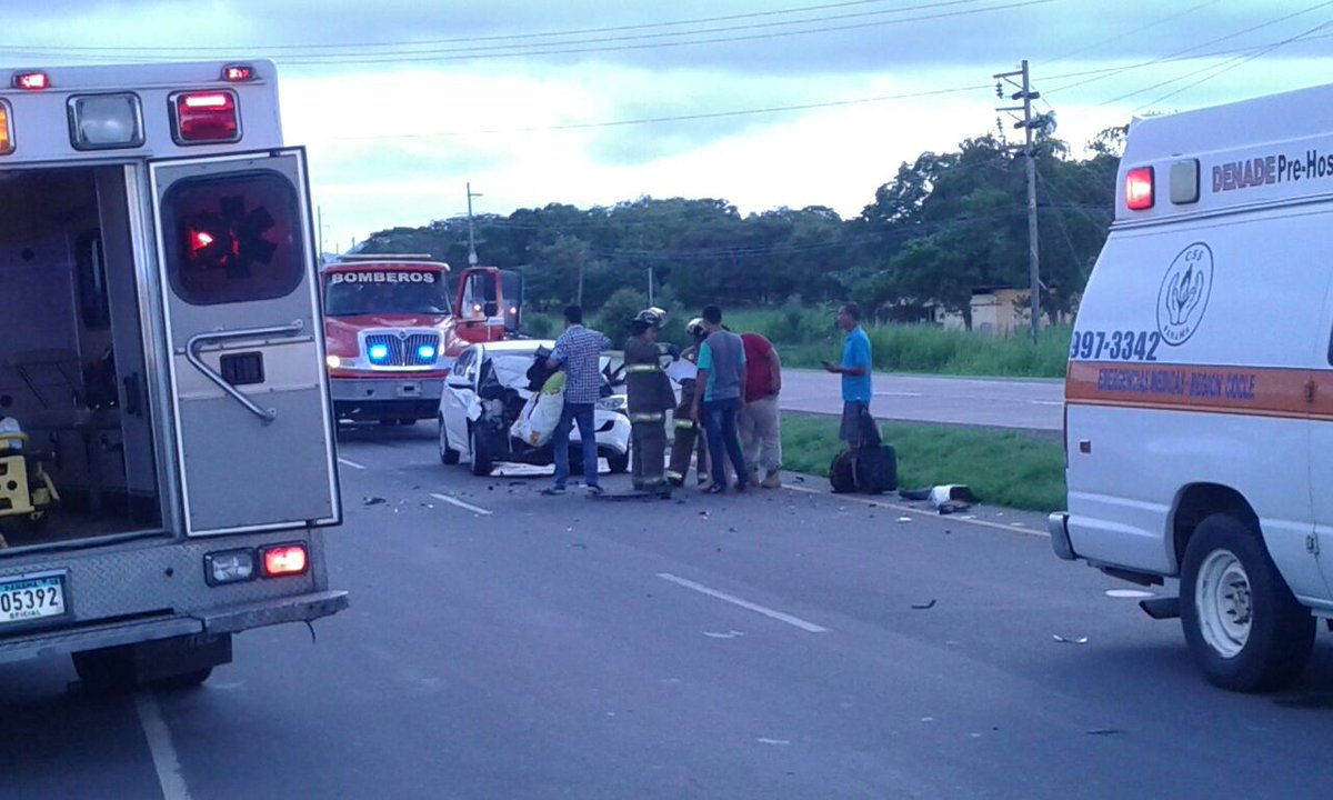 Camioneta y sedán colisionan en Río Grande | Critica - Crítica