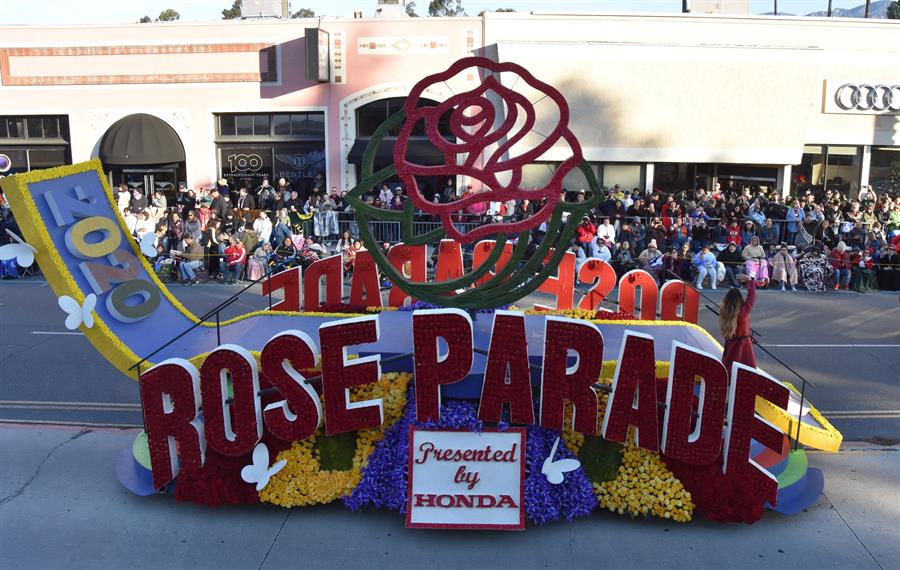 Latinos estelarizan el Desfile de las Rosas como muestra de su éxito en