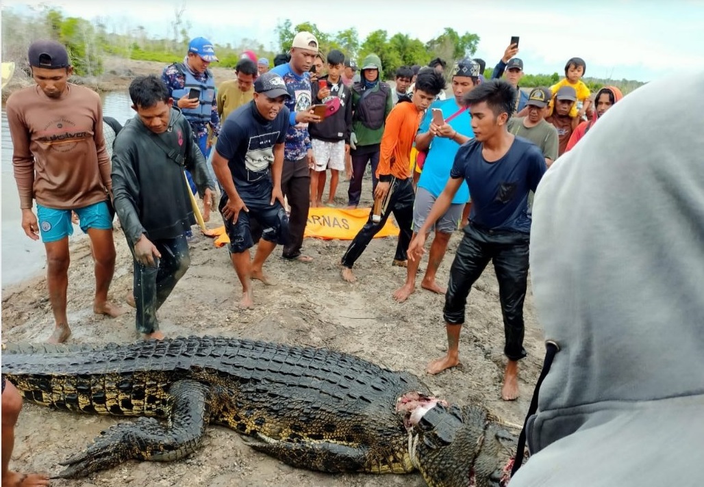 Mujer sale a pescar y es devorada por un cocodrilo de 6 metros | Critica
