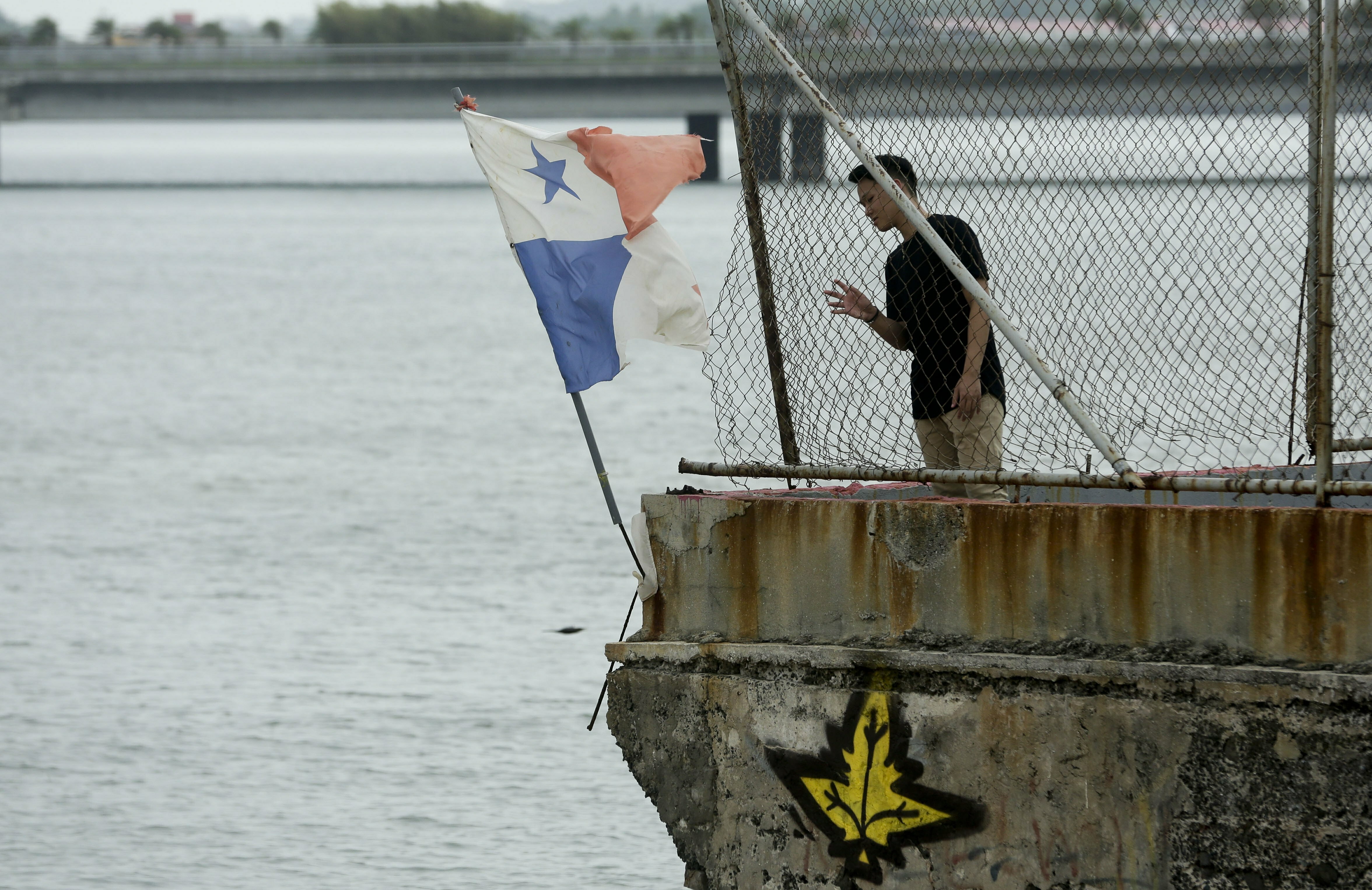Право флага судна. Панамский флаг на судне. Флаг панамы на судне. Корабль с панамским флагом. Политика панамы.